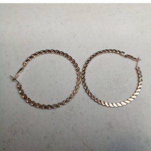 Silver stainless steel earings.intertwining detail snap backing size medium.